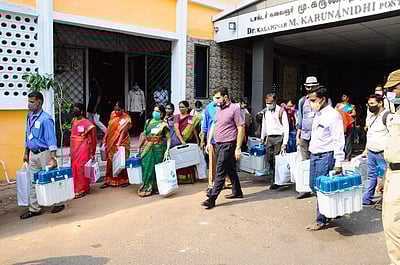 காரைக்கால் வாக்குச் சாவடிகளுக்கு மின்னணு வாக்குப்பதிவு இயந்திரங்கள் அனுப்பிவைப்பு