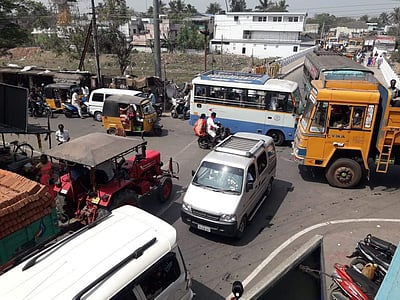 கூத்தாநல்லூர்: பிரதான சாலையின் தீராத போக்குவரத்து பிரச்னை தீர்க்கப்படுமா?