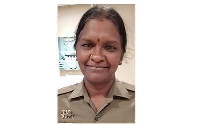 தேர்தல் பறக்கும் படையினரின் கார் மீது லாரி மோதல்: பெண் காவலர் பலி