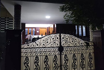 திமுக வேட்பாளரின் நண்பா்கள் வீடுகளில் வருமான வரித் துறையினா் சோதனை