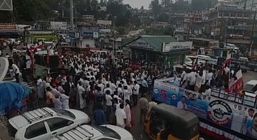 அரசு மருத்துவமனை சாலையை மறித்து அமமுகவினா் பிரசாரம்