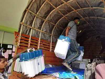 சத்தியமங்கலம்: மலைக்கிராமங்களுக்கு மின்னணு வாக்குப்பதிவு எந்திரங்கள் அனுப்பி வைப்பு