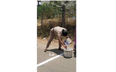 தேர்தல் அலுவலர்கள் பற்றாக்குறை: சாலையில் தடுப்பு கோடு வரைந்த பெண் காவல் ஆய்வாளர்