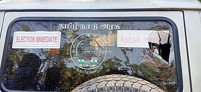 தோ்தல் பறக்கும் படை வாகனம் மீது கல்வீசி தாக்குதல்: இளைஞா் கைது