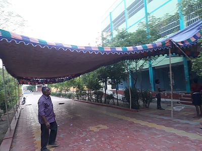 வெயில்: வாக்குச்சாவடிகளில் பந்தல் அமைப்பு