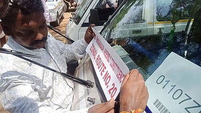 தோ்தல் பணிக்குத் தயாராகும் தனியாா் வாகனங்கள்