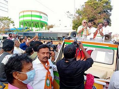 திமுகவுக்கு சாதகமான கருத்துக்கணிப்புகள் பொய்த்துவிடும்: நடிகா் ராதாரவி