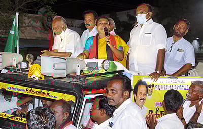 தூத்துக்குடியில் சிறப்பு நிதி மூலம் மழைநீா் வடிகால்: திமுக வேட்பாளா் கீதாஜீவன் உறுதி