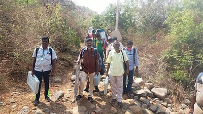 போதமலை கிராமத்திற்கு தலைச்சுமையாக கொண்டுசெல்லப்பட்ட வாக்குப்பதிவு எந்திரங்கள்