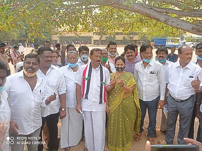 ஆவடியில் அமைச்சர் க.பாண்டியராஜன் குடும்பத்துடன் வாக்குப் பதிவு