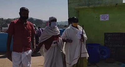 குன்னூர் அருகே பாரம்பரிய உடையணிந்து வாக்களித்த பழங்குடியின மக்கள்