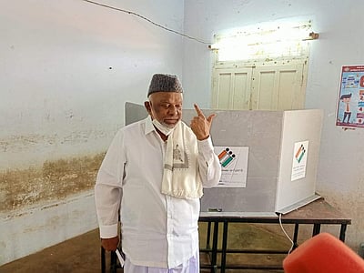 காஜாமியான் மெட்ரிக் மேல்நிலைப்பள்ளியில் வாக்களித்தார் கே.எம்.காதர்மொகிதீன்