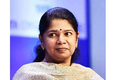 பிபிஇ உடை அணிந்து வாக்களித்தார் கனிமொழி