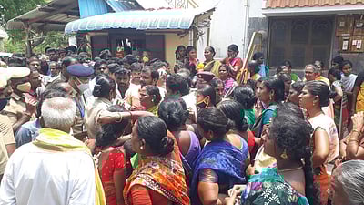 தேனி அருகே வாக்களிக்கச் செல்ல மறுத்து பொதுமக்கள் போராட்டம்