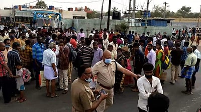 பல்லடத்தில் பேருந்து பயணிகள் திடீர் சாலை மறியல்