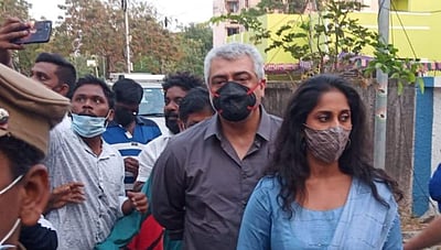 அருகில் வந்து செல்பி எடுக்க முயன்ற ரசிகர்கள்: கண்டித்த அஜித்!