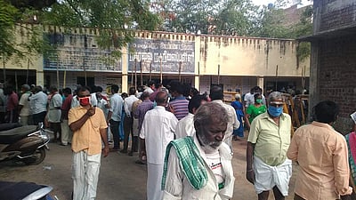 போடியில் வாக்குப்பதிவு இயந்திரங்கள் பழுது: வாக்குப்பதிவு தாமதம்