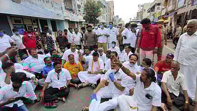 வாக்காளர்களுக்கு டோக்கன் விநியோகம்: கோவை தெற்கு தொகுதியில் வேட்பாளர்கள் மறியல் 