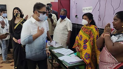 டோக்கன் வழங்கி பணப்பட்டுவாடா: கமல் குற்றச்சாட்டு