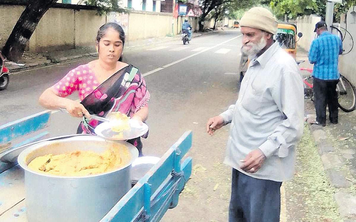 'ஆறாயிரம் பேருக்கு இறுதி மரியாதை' - பட்டினம்பாக்கம் ரோஜாவின் சமூகப் பணி!