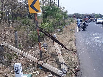 மின்கம்பம் உடைந்து விழுந்ததில் அரசுப் பேருந்து சேதம்