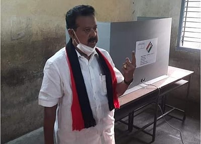 விழுப்புரம்: பொன்முடி, கள்ளக்குறிச்சி எம்பி வாக்கு செலுத்தினர்