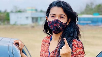 தமிழகத் தேர்தல்: வாக்களித்த பிரபல நடிகைகள்! (படங்கள்)