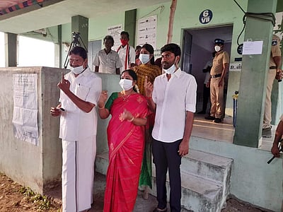 அமைச்சர் எம்.சி.சம்பத் வாக்கு செலுத்தினார்