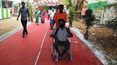 சக்கர நாற்காலியில் வந்து வாக்களித்த மூத்த வாக்காளர்கள், மாற்றுத் திறனாளிகள்