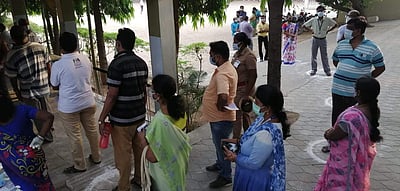 கோடை வெயில்: வேலூரில் காலையிலேயே வாக்களிக்க மக்கள் ஆர்வம்