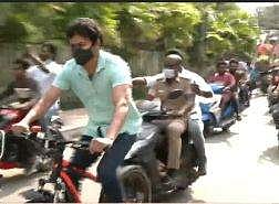 சைக்கிளில் வந்து வாக்களித்தார் நடிகர் விஜய்
