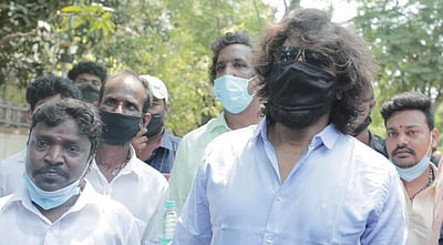 வீட்டிலிருந்து வாக்குச்சாவடிக்கு நடந்து சென்ற நடிகர் விக்ரம் (விடியோ)