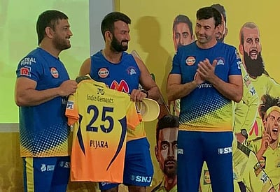 புதிய வீரர்களுக்கு சீருடை வழங்கி தோனி வரவேற்பு!