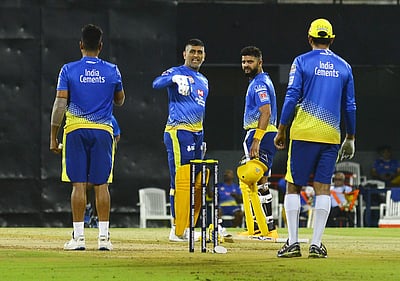 பயிற்சி ஆட்டத்தில் சிக்ஸர்களைப் பறக்கவிடும் தோனி (விடியோ)