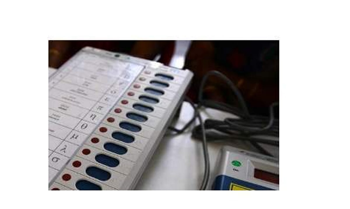 திரிணமூல் காங்கிரஸ் தலைவரின் வீட்டில் வாக்குப்பதிவு இயந்திரங்கள் பறிமுதல்