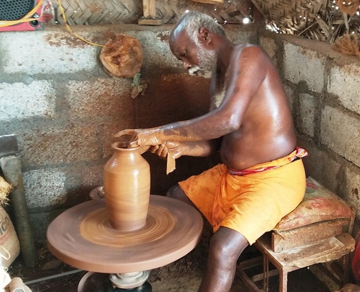 கோடையை குளிா்விக்கும் தயாராகும் மண் பானைகள்!