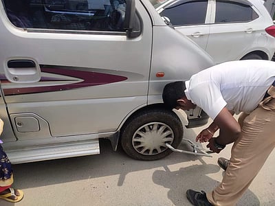 அவிநாசியில் போக்குவரத்து இடையூறாக நின்ற வாகனங்களுக்குப் பூட்டு