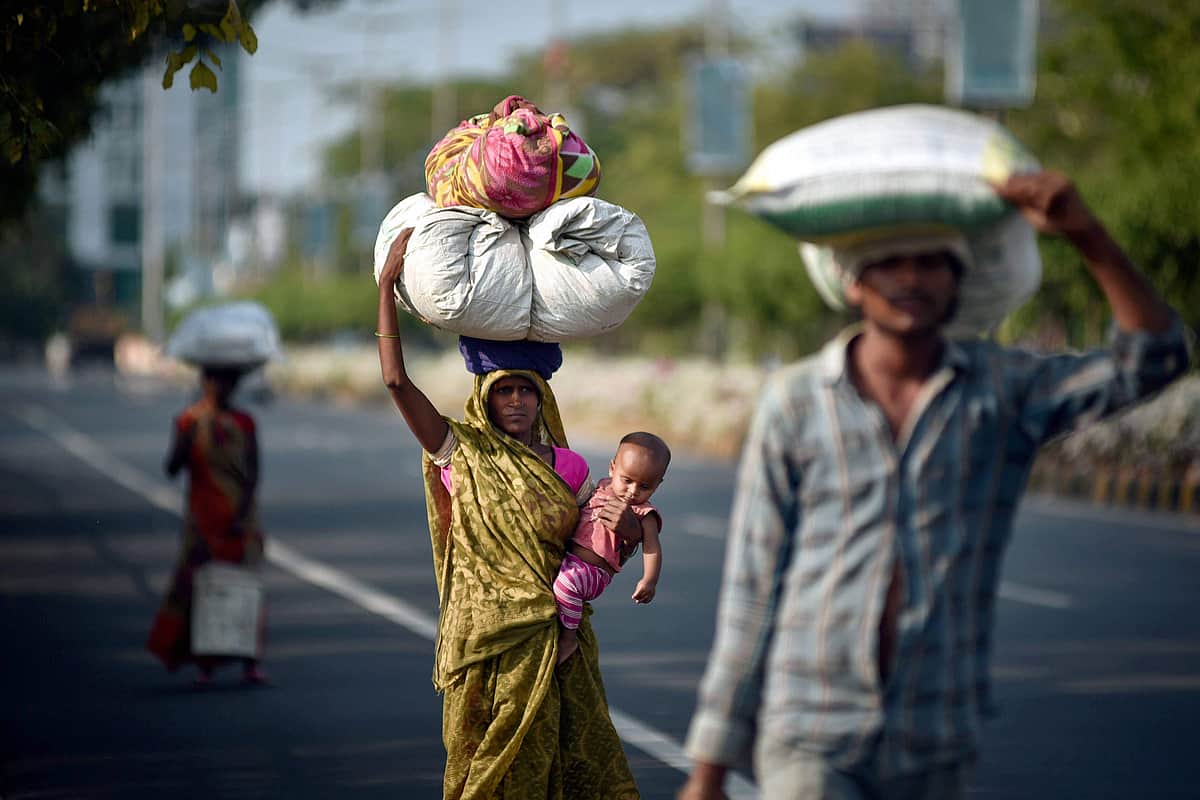 பொதுமுடக்க அச்சம்: குஜராத்தை விட்டு வெளியேறும் புலம்பெயர் தொழிலாளர்கள்