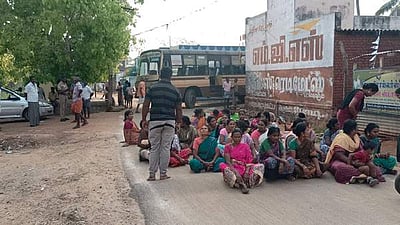 போடி அருகே எம்.பி. கார் மீது கல்வீச்சு சம்பவத்தில் ஒருவர் கைது: கண்டித்து மறியல்
