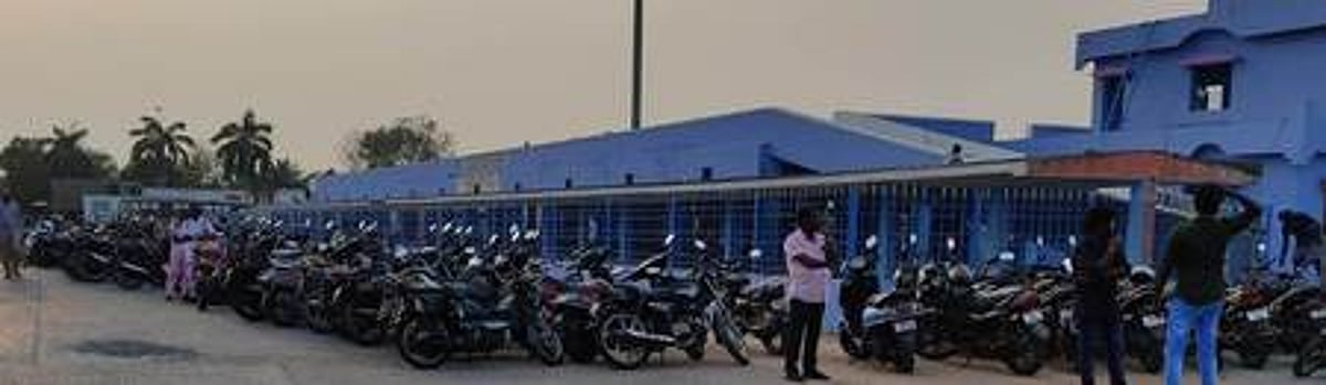 விழுப்புரம் பேருந்து நிலையத்தை ஆக்கிரமிக்கும் இரு சக்கர வாகனங்கள்!