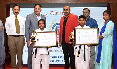 தற்காப்புக் கலையில் சிறப்பிடம் பெற்ற இரட்டையா்களுக்கு பதக்கம்