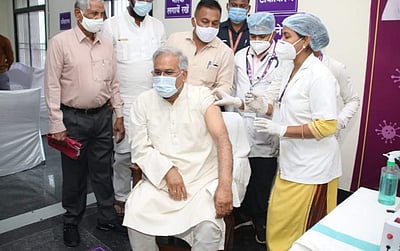 கரோனா தடுப்பூசி செலுத்திக்கொண்டார் சத்தீஸ்கா் முதல்வா் பூபேஷ் பகேல்