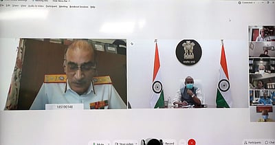 பாதுகாப்புத் துறை அதிகாரிகளுடன் ராஜ்நாத் சிங் ஆலோசனை