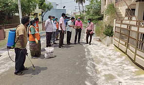 கரோனா: பெருந்துறை நகரில்பேரூராட்சிகள் உதவி இயக்குநா் ஆய்வு