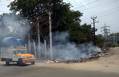 மின் வாரியப் பகுதியில் குப்பைகள் எரியூட்டல்: பணியாளா்கள் அவதி