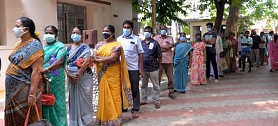 கரோனா தடுப்பூசி தடையில்லாமல் வழங்கக் கோரிக்கை