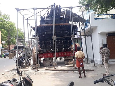 திறந்த வெளியில் நிறுத்தப்பட்ட அரங்கநாதா் கோயில் தோ்