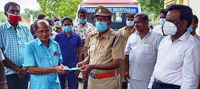 போக்குவரத்து அலுவலக பணியாளா்களுக்குகரோனா தடுப்பு உபகரணங்கள் அளிப்பு