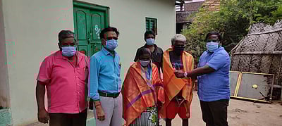 வீட்டு வரியை தவறாமல் செலுத்தி வரும் பாா்வையற்ற தம்பதிக்குப் பாராட்டு