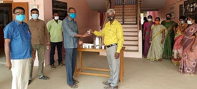 நீதிமன்றப் பணியாளா்களுக்கு கபசுரக் குடிநீா் விநியோகம்